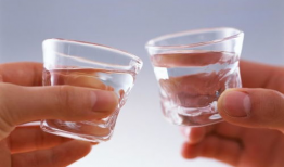 倒酒的视频,尽显优雅品味